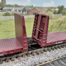 Load image into Gallery viewer, Roundhouse - 60' Bulkhead Flat Cars - 1315 - Southern Pacific - HO Scale