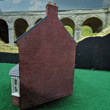 Load image into Gallery viewer, Hornby Hobbies - 2007 - Red Bricked House - OO Gauge