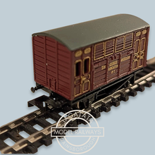 Load image into Gallery viewer, Grahan Farish - 2711 - Horse Box Van - Sir George Widgeon - N Gauge