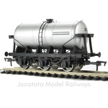 Load image into Gallery viewer, Dapol - 4F-031-003 - 6 Wheel Milk Tanker - Unigate Creameries - OO Gauge