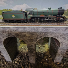 Load image into Gallery viewer, Hornby Class B17/4 Steam Locomotive - 4-6-0 - Arsenal - No. 61648 - Analogue - OO Gauge