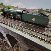 Load image into Gallery viewer, Hornby Class B17/4 Steam Locomotive - 4-6-0 - Arsenal - No. 61648 - Analogue - OO Gauge
