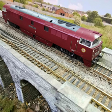Load image into Gallery viewer, OO Gauge Heljan Class 52 in BR Maroon 'Western King' Locomotive - No. D1039 - Analogue