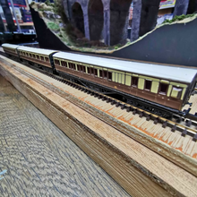 Load image into Gallery viewer, Graham Farish - Rake Of 3 - Non Corridor - Suburban Coaches - Chocolate & Cream Livery - N Gauge