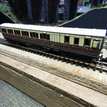 Load image into Gallery viewer, Graham Farish - Rake Of 3 - Non Corridor - Suburban Coaches - Chocolate & Cream Livery - N Gauge