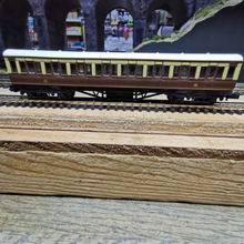 Load image into Gallery viewer, Graham Farish - Rake Of 3 - Non Corridor - Suburban Coaches - Chocolate & Cream Livery - N Gauge