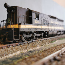 Load image into Gallery viewer, EMD SD-9 Burlington Northern Locomotive #6381 Southern - HO Scale - ATHEARN
