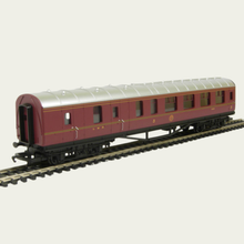Load image into Gallery viewer, Hornby - R4389 - LMS - Brake Coach - 3rd - 5200 - LMS Maroon Livery - OO Gauge