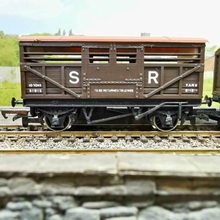 Load image into Gallery viewer, Hornby Railways - SR Sheep Wagons - R.106 - OO Gauge - Cream or Russet Coloured Roof Choice