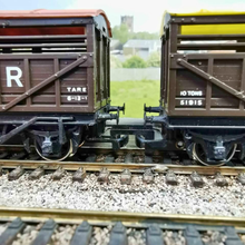 Load image into Gallery viewer, Hornby Railways - SR Sheep Wagons - R.106 - OO Gauge - Cream or Russet Coloured Roof Choice