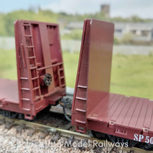 Load image into Gallery viewer, Roundhouse -  60' Bulkhead Flat Cars - 1315 - Southern Pacific - HO Scale
