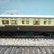 Load image into Gallery viewer, Airfix - GWR Livery - Auto Coach - NUMBER 187 - OO Scale
