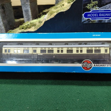 Load image into Gallery viewer, Airfix - GWR Livery - Auto Coach - NUMBER 187 - OO Scale
