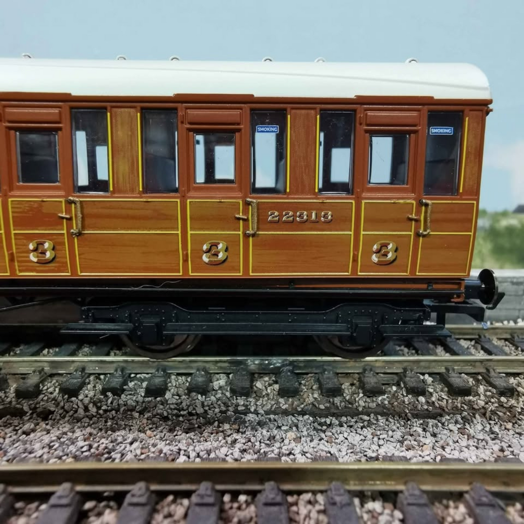 R4518A LNER Gresley Suburban 3rd Class Brake Coach - No. 22313 - Hornby - OO Gauge