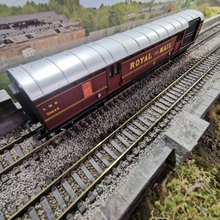 Load image into Gallery viewer, OO Gauge Hornby LMS Royal Mail Coach No. 30249

