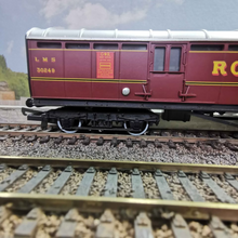Load image into Gallery viewer, OO Gauge Hornby LMS Royal Mail Coach No. 30249
