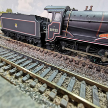 Load image into Gallery viewer, Hornby Schools Class 8P Locomotive - Cheltenham - in BR Black - No. 30925 - OO Gauge - Analogue
