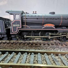 Load image into Gallery viewer, Hornby Schools Class 8P Locomotive - Cheltenham - in BR Black - No. 30925 - OO Gauge - Analogue
