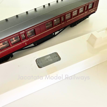 Load image into Gallery viewer, Bachmann - 34-250 - 57' - Ex-LMS - Panelled First and Second Class Corridor Coach - M3565M - BR Maroon Livery - OO Gauge
