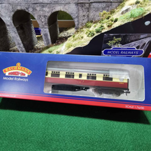 Load image into Gallery viewer, Bachmann - 59ft 6in Thompson Composite Coach - BR Crimson &amp; Cream - OO Gauge - 34-404
