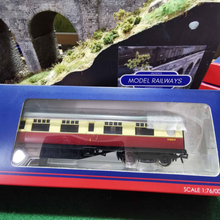 Load image into Gallery viewer, Bachmann - 59ft 6in Thompson Composite Coach - BR Crimson &amp; Cream - OO Gauge - 34-404
