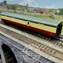 Load image into Gallery viewer, Bachmann - 34-651B - Thompson - BG Coach - Full Brake - BR Crimson &amp; Cream - E162E - OO Gauge
