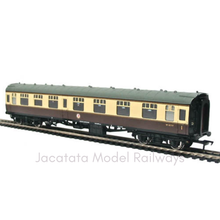 Load image into Gallery viewer, Bachmann - 39-129 - BR Mk1 - CK Composite Corridor Coach - W15770 - BR WR Chocolate &amp; Cream Livery - OO Gauge
