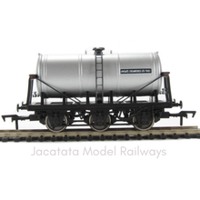 Load image into Gallery viewer, Dapol - 4F-031-003 - 6 Wheel Milk Tanker - Unigate Creameries - OO Gauge
