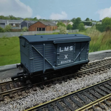 Load image into Gallery viewer, Mainline - LMS Ventilated Van - No. 511476 - OO Gauge
