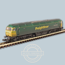 Load image into Gallery viewer, Graham Farish - Bachmann - 371-651A - Class 57/0 Locomotive - Freightliner Explorer - Freightliner Livery - 57008 - Weathered - N Gauge - DCC Ready - 6 Pin Socket

