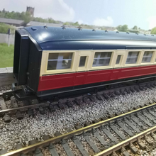 Load image into Gallery viewer, Pair Of OO Gauge Hornby Gresley Coaches - Blood &amp; Custard Livery - Buy one or buy the pair
