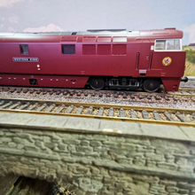Load image into Gallery viewer, OO Gauge Heljan Class 52 in BR Maroon &#39;Western King&#39; Locomotive - No. D1039 - Analogue
