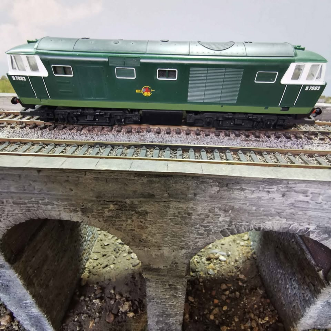 Hornby BR Hymek Dummy Diesel Locomotive - No. D7063 - OO Gauge - Non Motorised