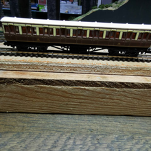 Load image into Gallery viewer, Graham Farish - Rake Of 3 - Non Corridor - Suburban Coaches - Chocolate &amp; Cream Livery - N Gauge
