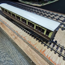 Load image into Gallery viewer, Graham Farish - Rake Of 3 - Non Corridor - Suburban Coaches - Chocolate &amp; Cream Livery - N Gauge
