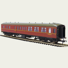 Load image into Gallery viewer, Hornby - R4411 - Hawksworth (Post 1953) - BT Brake 3rd  Coach - W2246W - BR Maroon - OO Gauge
