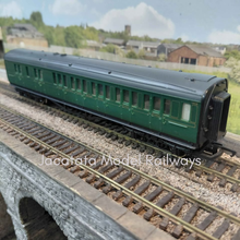 Load image into Gallery viewer, Hornby - Rake of 4 Composite Coaches - Southern Region - OO Gauge
