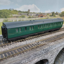 Load image into Gallery viewer, Hornby - Rake of 4 Composite Coaches - Southern Region - OO Gauge
