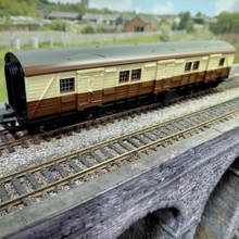 Load image into Gallery viewer, Hornby - R 4451 - Pullman SR Luggage Van - Numbered S 2464 S - OO Gauge

