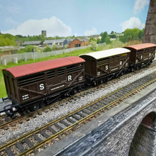 Load image into Gallery viewer, Hornby Railways - SR Sheep Wagons - R.106 - OO Gauge - Cream or Russet Coloured Roof Choice
