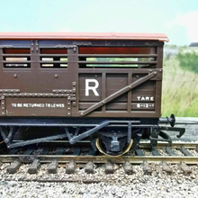 Load image into Gallery viewer, Hornby Railways - SR Sheep Wagons - R.106 - OO Gauge - Cream or Russet Coloured Roof Choice
