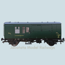 Load image into Gallery viewer, Bachmann - 38-526Z - BR MK1 - Horse Box - Green (SR) Livery - OO Gauge
