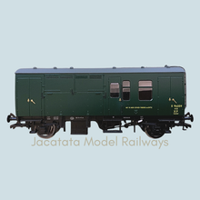 Load image into Gallery viewer, Bachmann - 38-526Z - BR MK1 - Horse Box - Green (SR) Livery - OO Gauge
